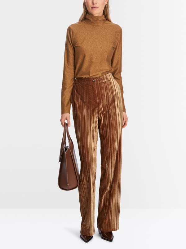 Marc Cain Modell WUKARI im Crash-Samt