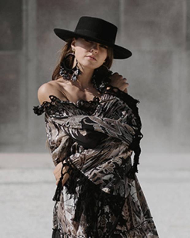 SALE Schulterfreies Minikleid Mit Häkeldetails