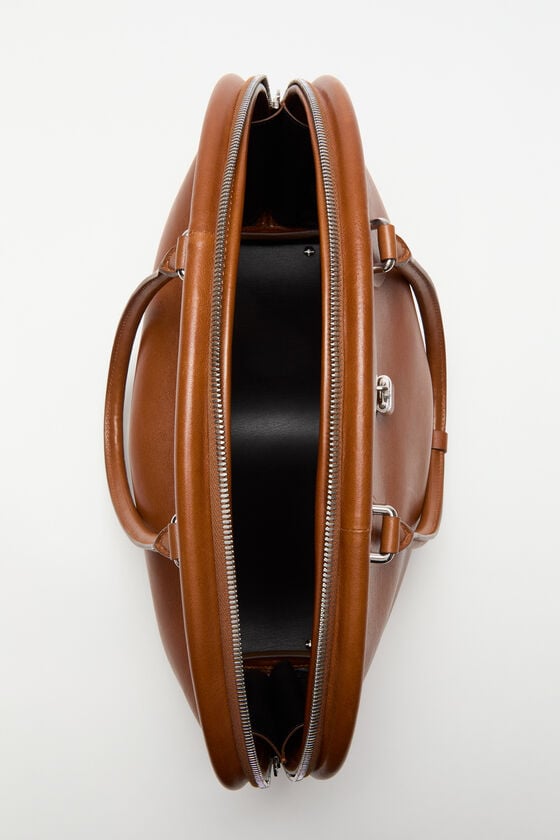 Acne Studios Bowlina Shoulder Bag Laufsteg-Show