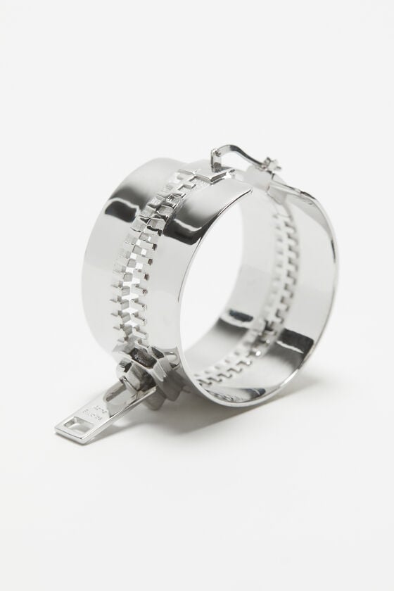 Acne Studios Creolen Laufsteg-Show