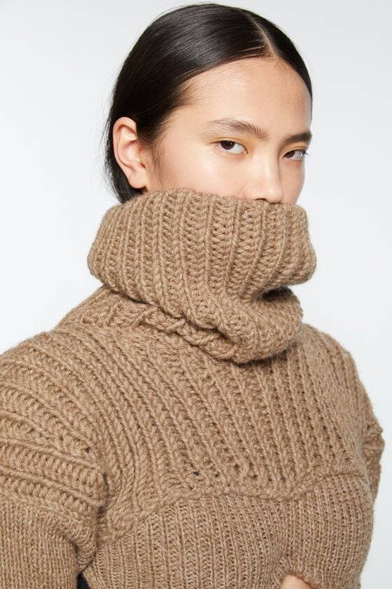 Acne Studios Cropped High Neck Knit Laufsteg-Show