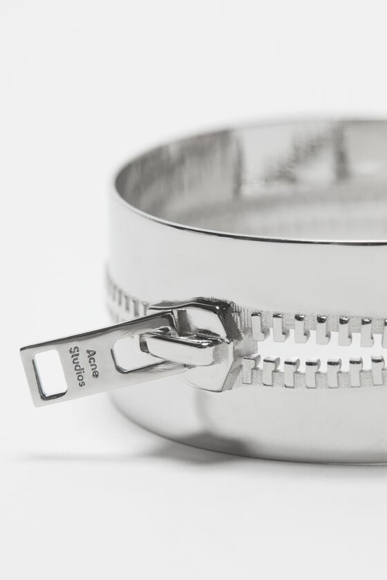 Acne Studios Offener Armreif Laufsteg-Show