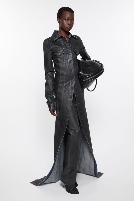 Acne Studios Kleid Aus Beschichtetem Denim Laufsteg-Show