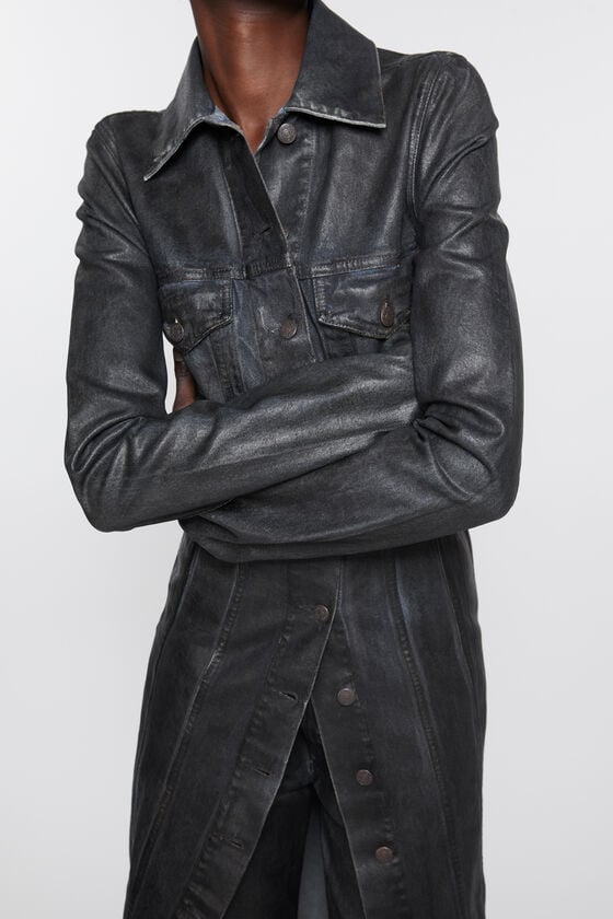 Acne Studios Kleid Aus Beschichtetem Denim Laufsteg-Show