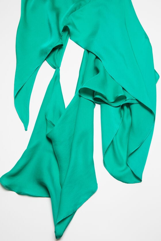 Acne Studios Kleid Aus Seide Mit Cut-out Laufsteg-Show