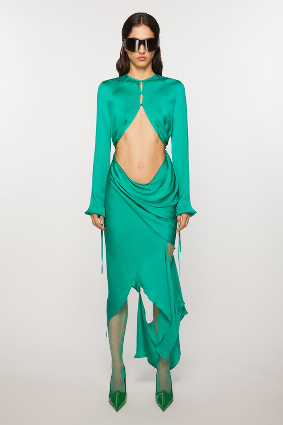 Acne Studios Kleid aus Seide mit Cut-out Laufsteg-Show