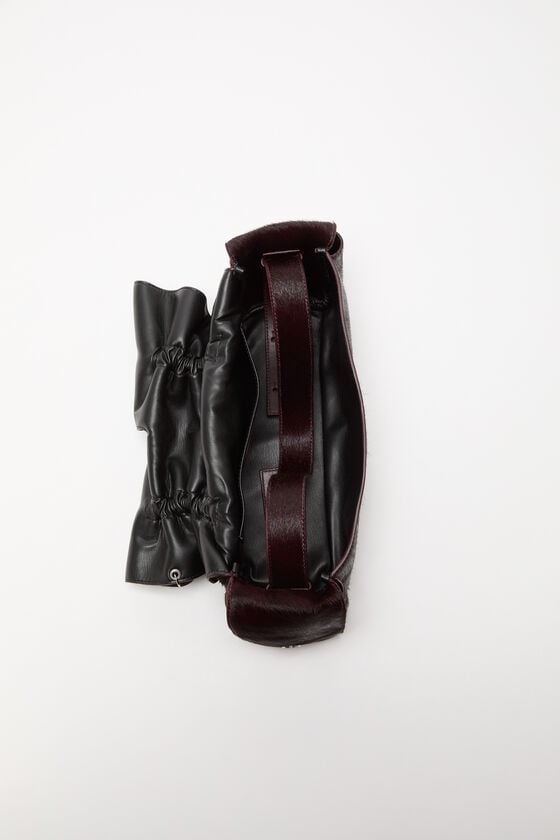 Acne Studios Multipocket Furry Leather Bag Laufsteg-Show