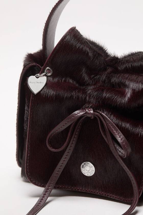 Acne Studios Multipocket Furry Leather Bag Laufsteg-Show