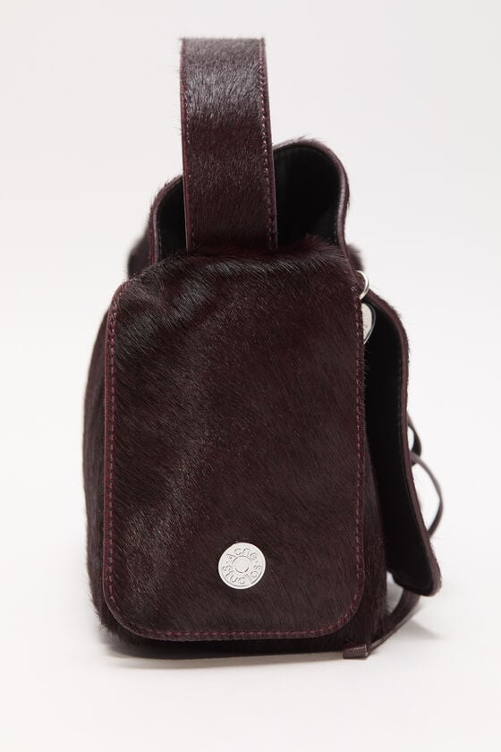 Acne Studios Multipocket Furry Leather Bag Laufsteg-Show