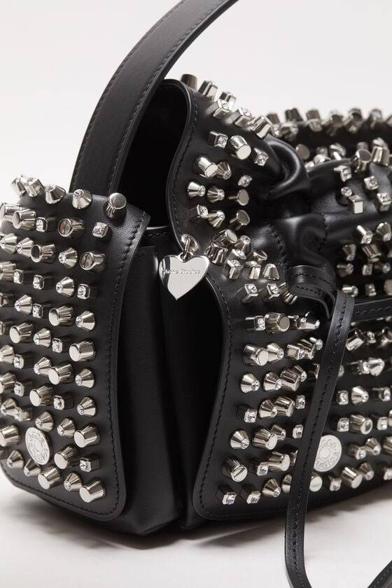 Acne Studios Multipocket-Tasche Mit Nieten Laufsteg-Show