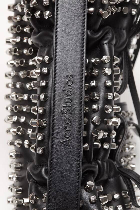 Acne Studios Multipocket-Tasche Mit Nieten Laufsteg-Show