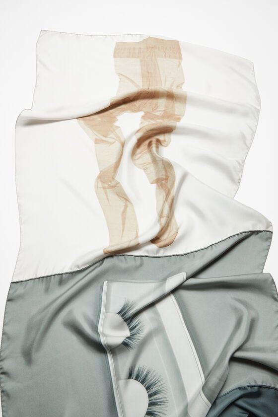 Acne Studios Seidenschal Mit Print Von Katerina Jebb Laufsteg-Show