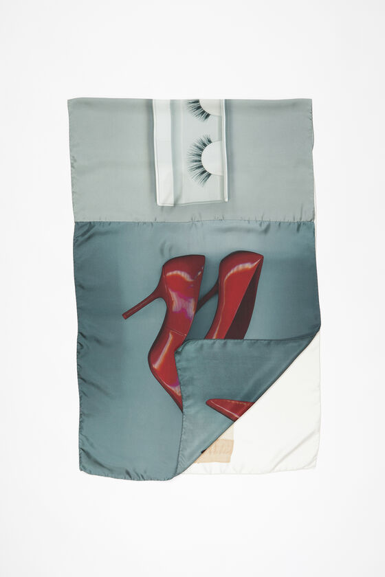Acne Studios Seidenschal mit Print von Katerina Jebb Laufsteg-Show