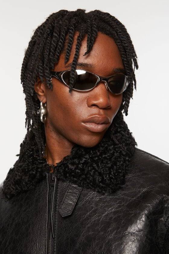 Acne Studios Sonnenbrille Mit Metallrahmen Und Anhänger Laufsteg-Show