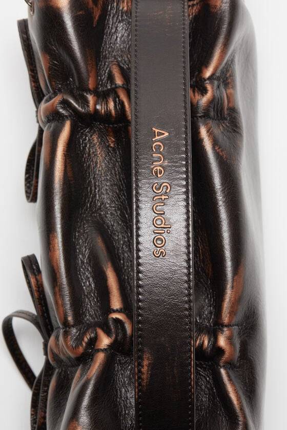 Acne Studios Tasche Mit Mehreren Taschen Runway Show