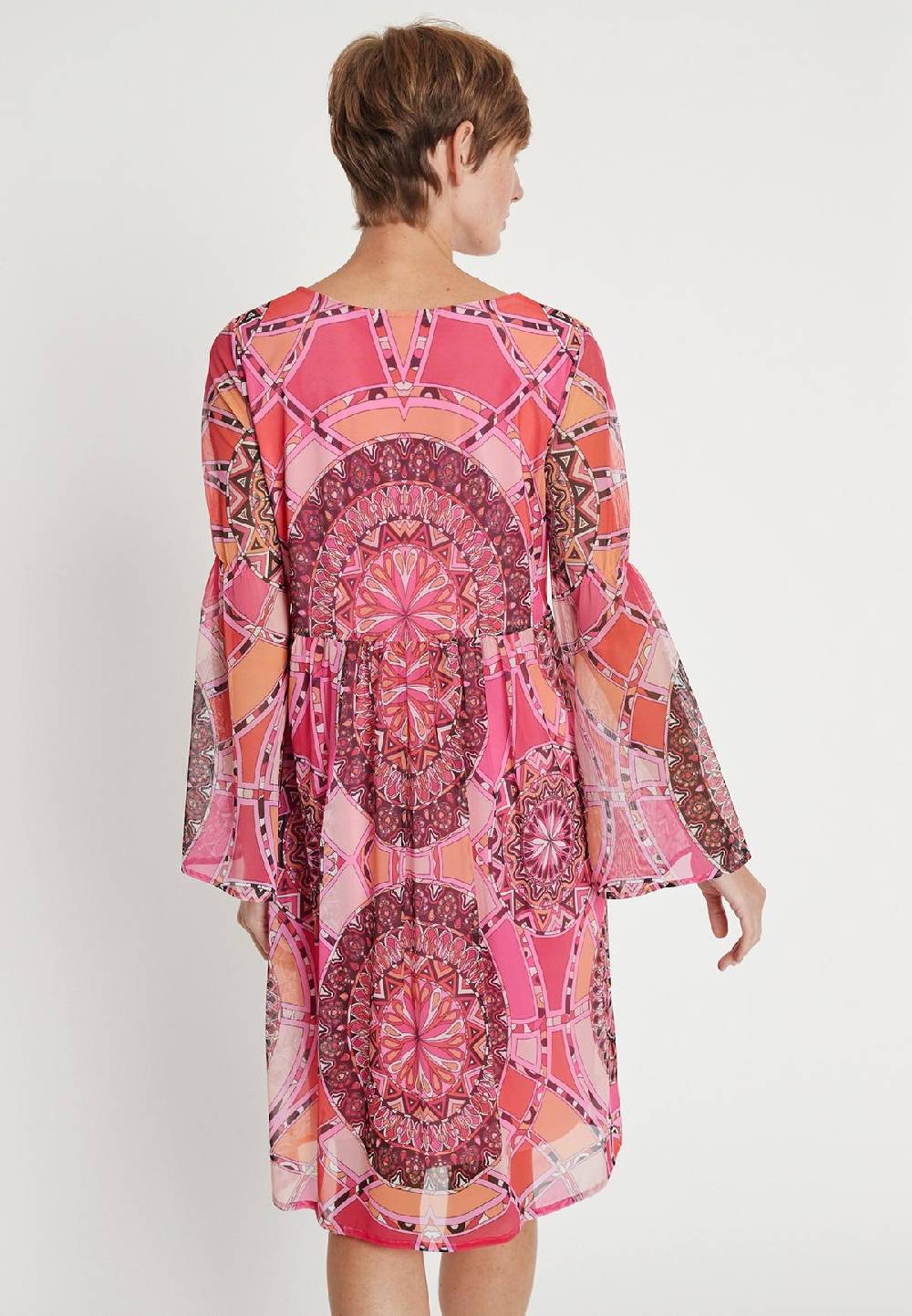 Ana Alcazar Bohokleid Leika