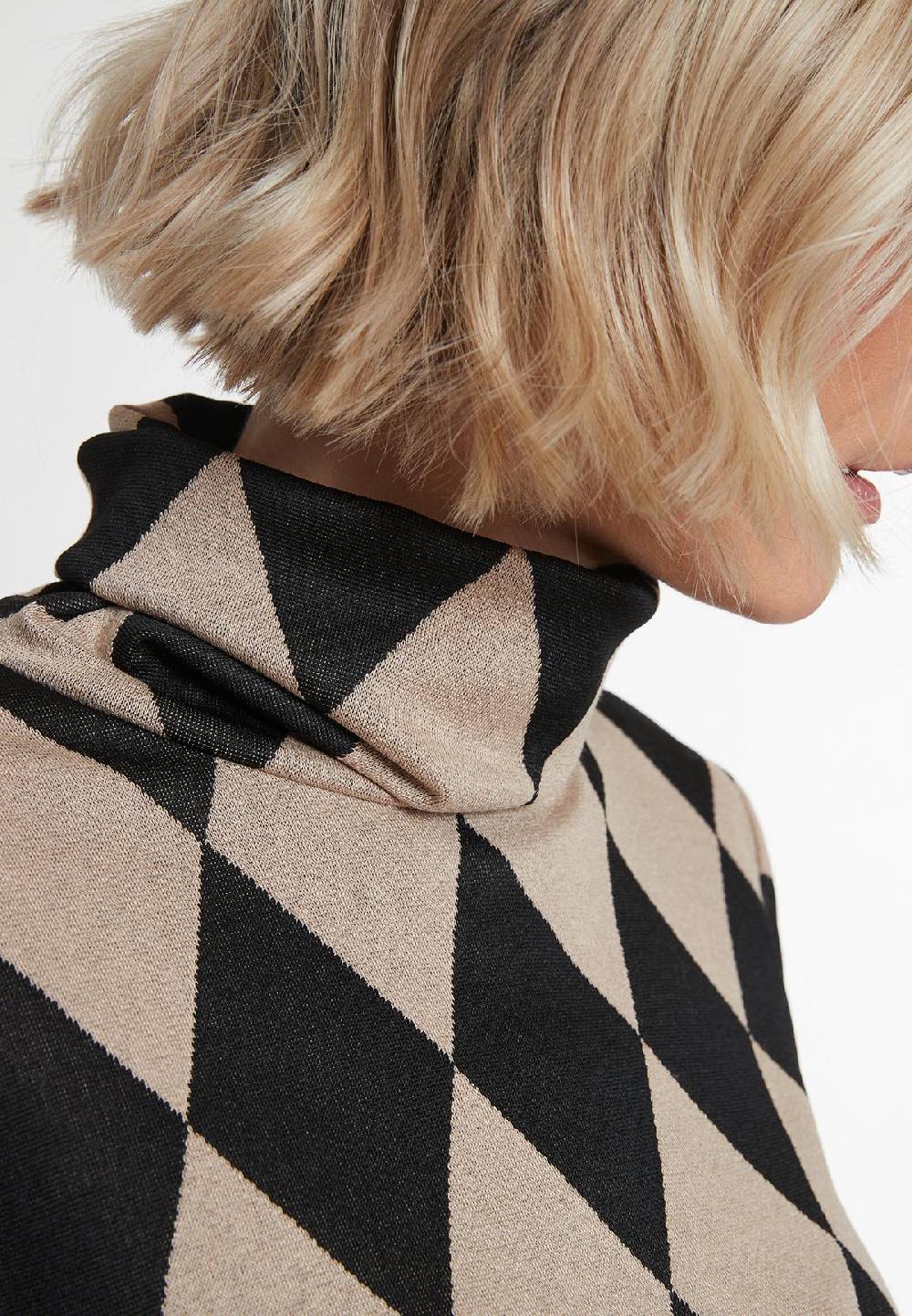 Ana Alcazar Rollkragentop Miomy