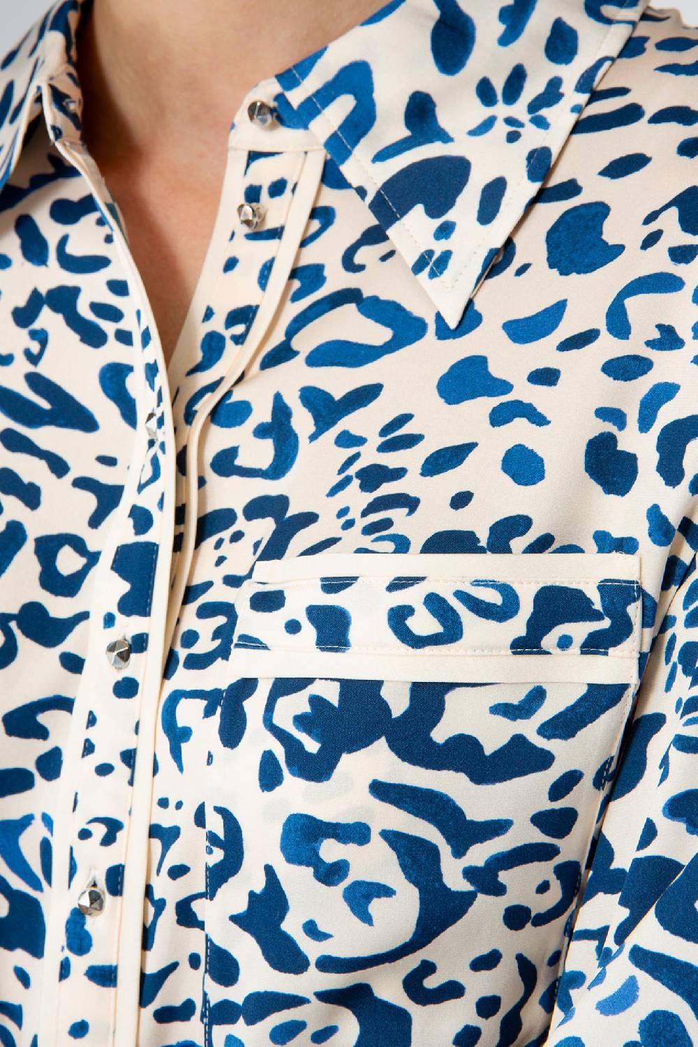 IVI GmbH BLUE LEO Hemdbluse Aus Seide