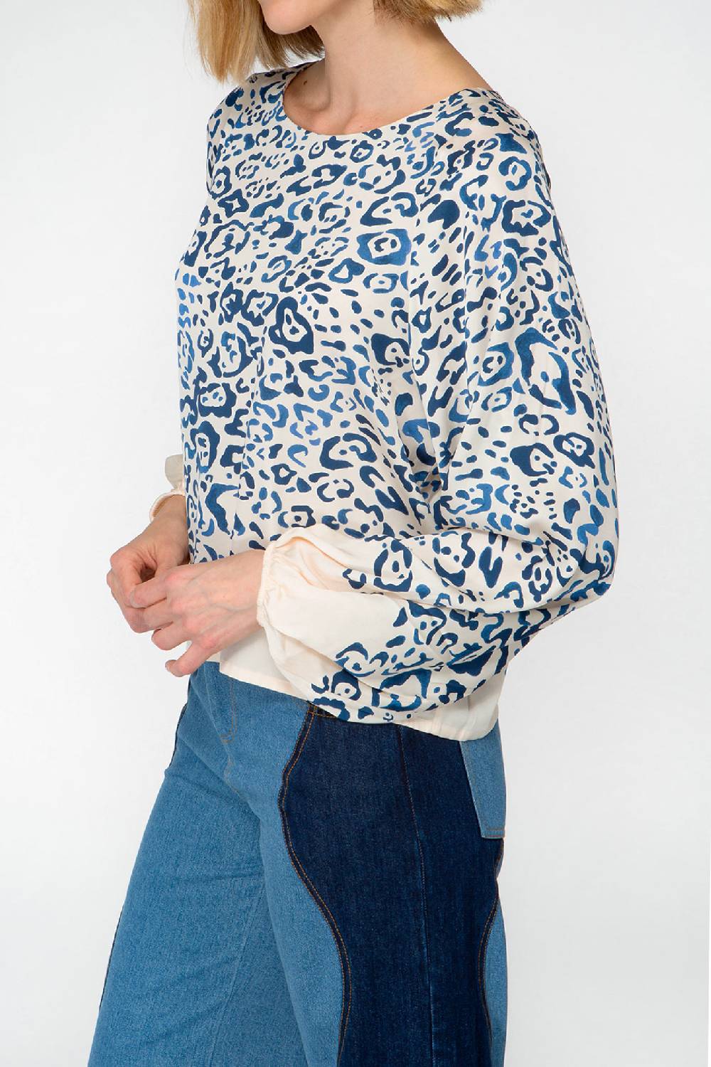 IVI GmbH BLUE LEO Verkürzte Seidenbluse