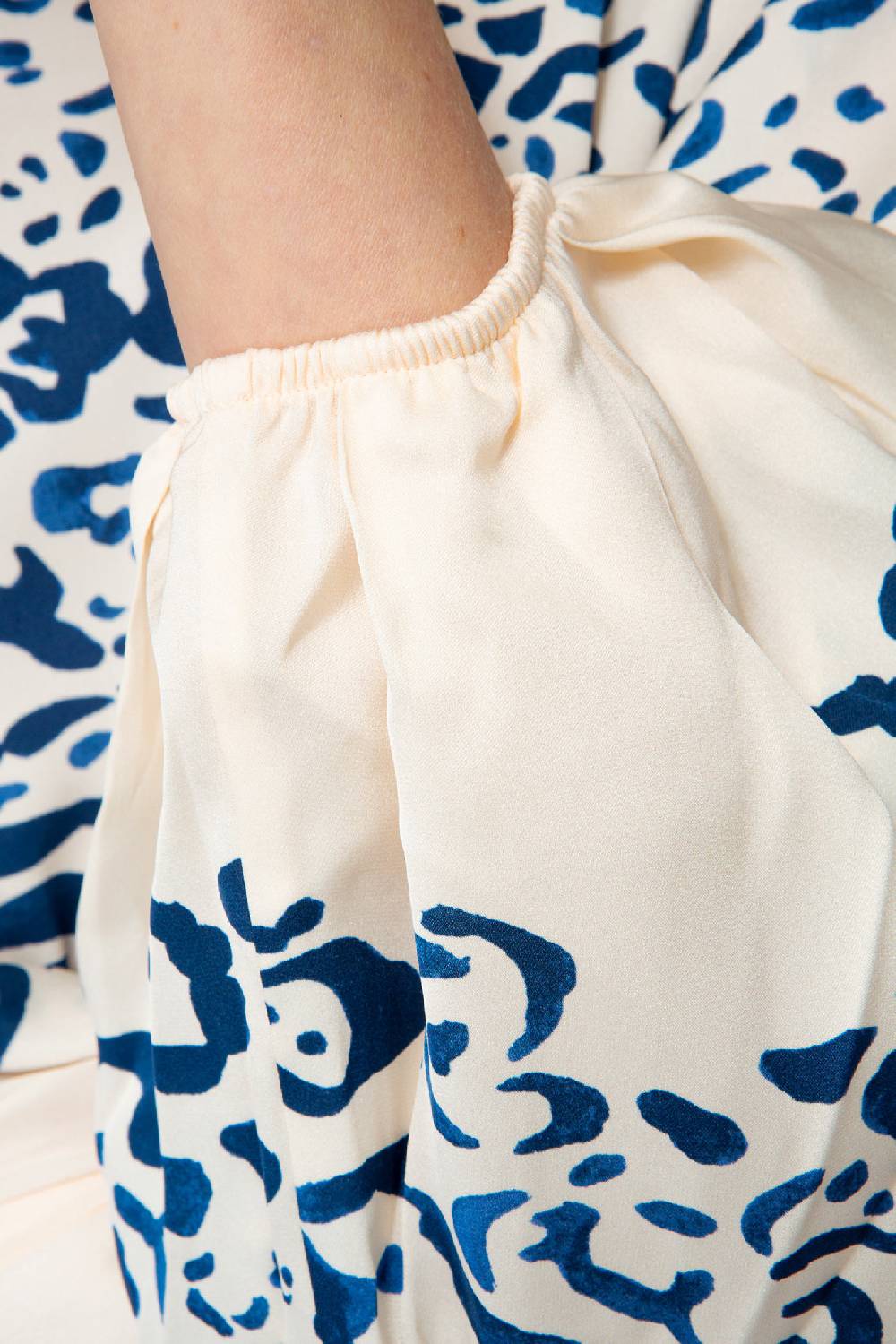 IVI GmbH BLUE LEO Verkürzte Seidenbluse