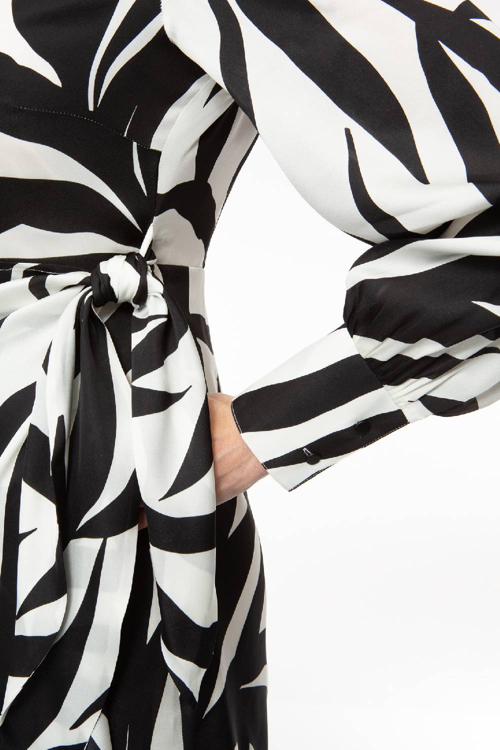 IVI GmbH PALM LEAF BLACK Kurzes Wickelkleid Aus Seide