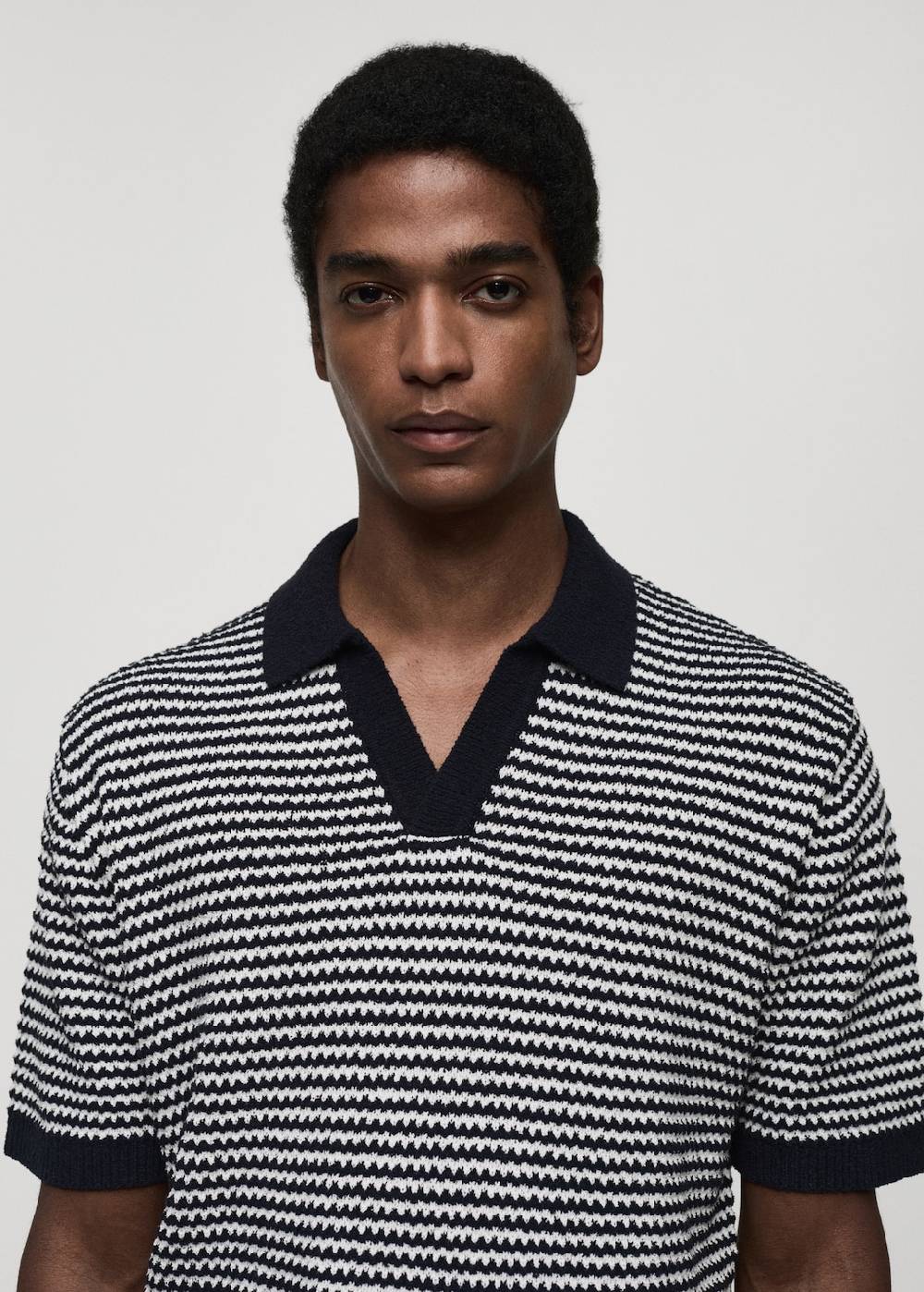 Mango Gestreiftes Stric-Poloshirt Mit Kontrastkragen