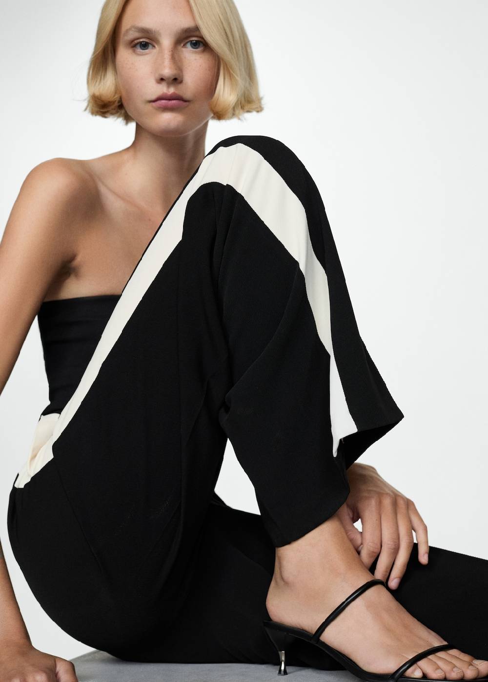 Mango Hose Mit Kontrastrienden Seitenstreifen