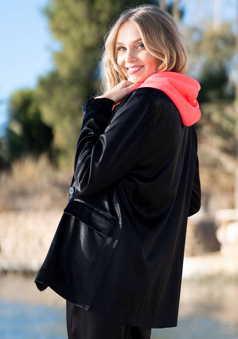 Miss Goodlife Blazer Satin – Black