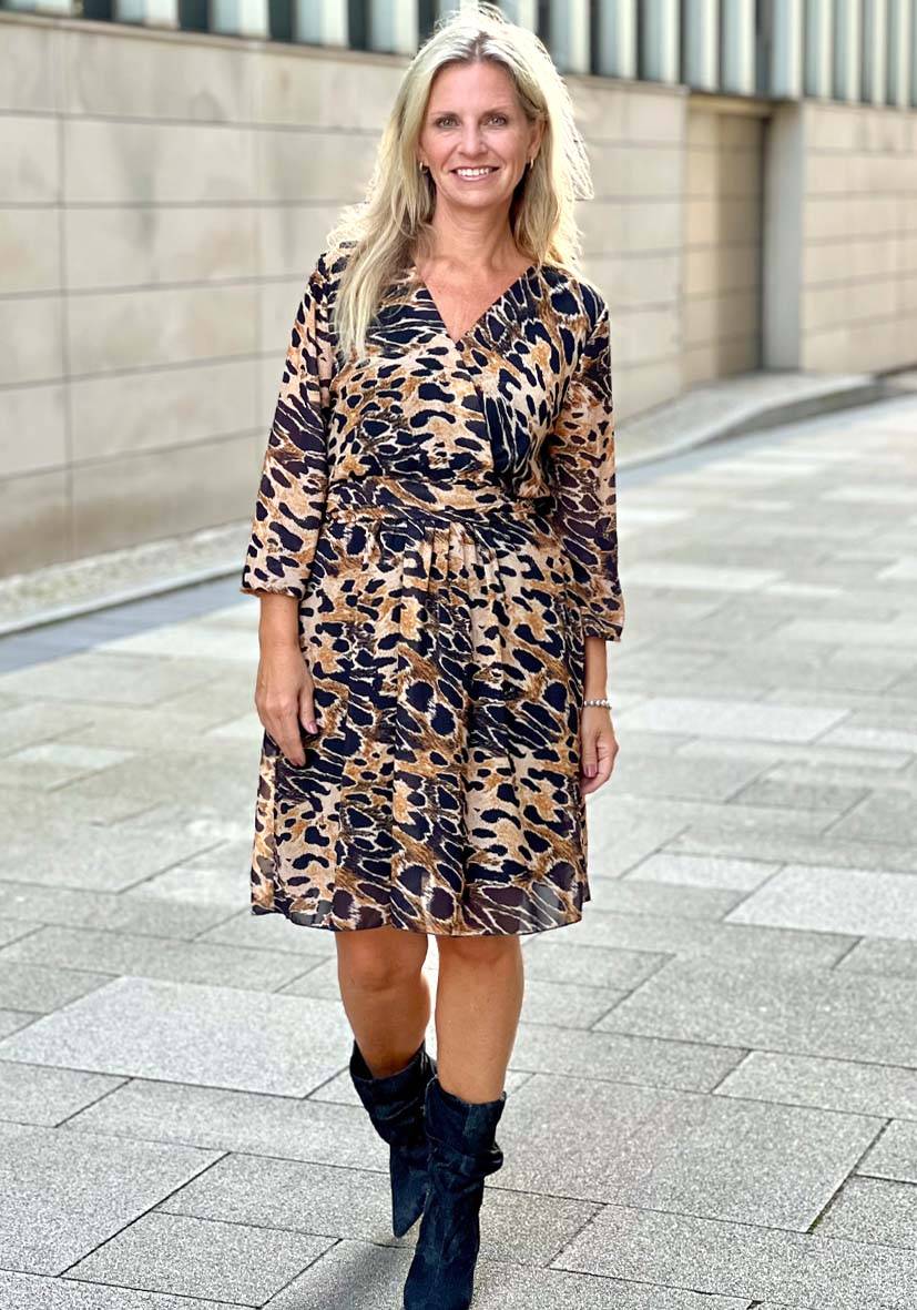 Miss Goodlife Dress V-Neck Fancy Leo short