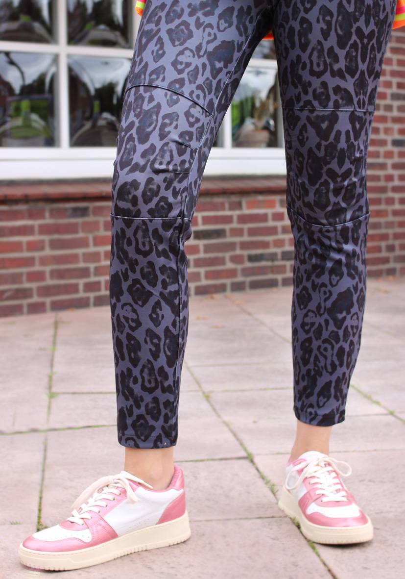 Miss Goodlife Jog-Pants Fancy Leo – Anthracite