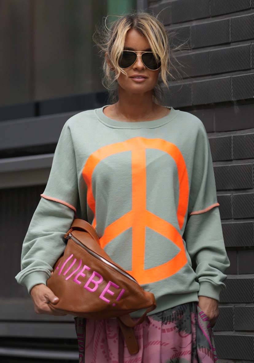 Miss Goodlife Roundneck Peace – almond