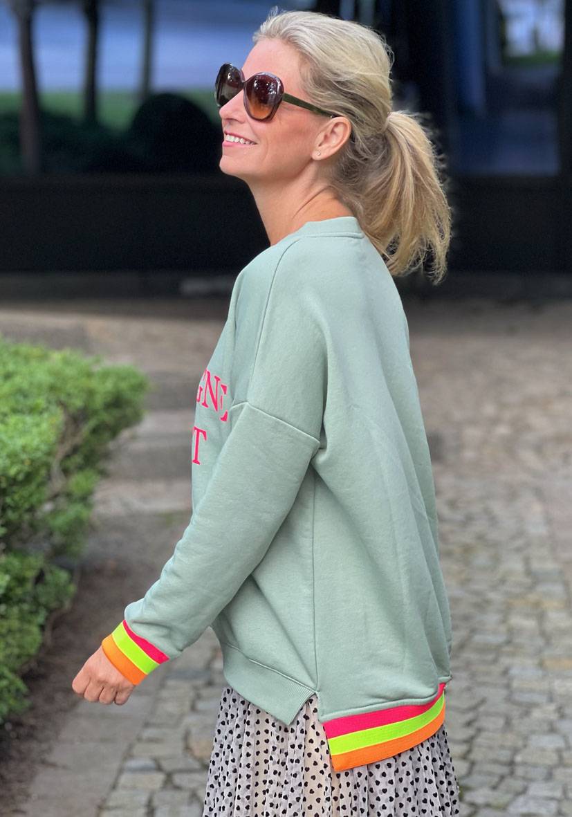 Miss Goodlife V-Neck Champagne Heart – Almond