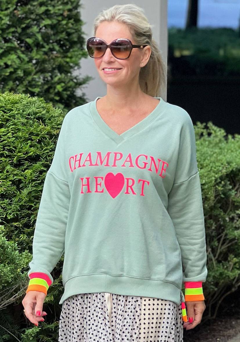 Miss Goodlife V-Neck Champagne Heart – almond