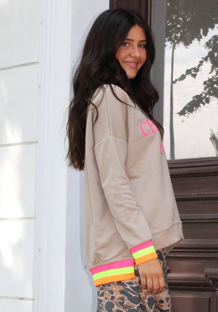 Miss Goodlife V-Neck Champagne Heart – Sand