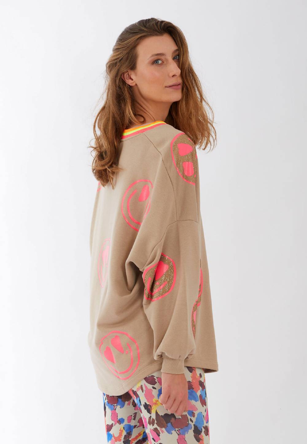 Miss Goodlife V-Neck Heartface Strass – Sand