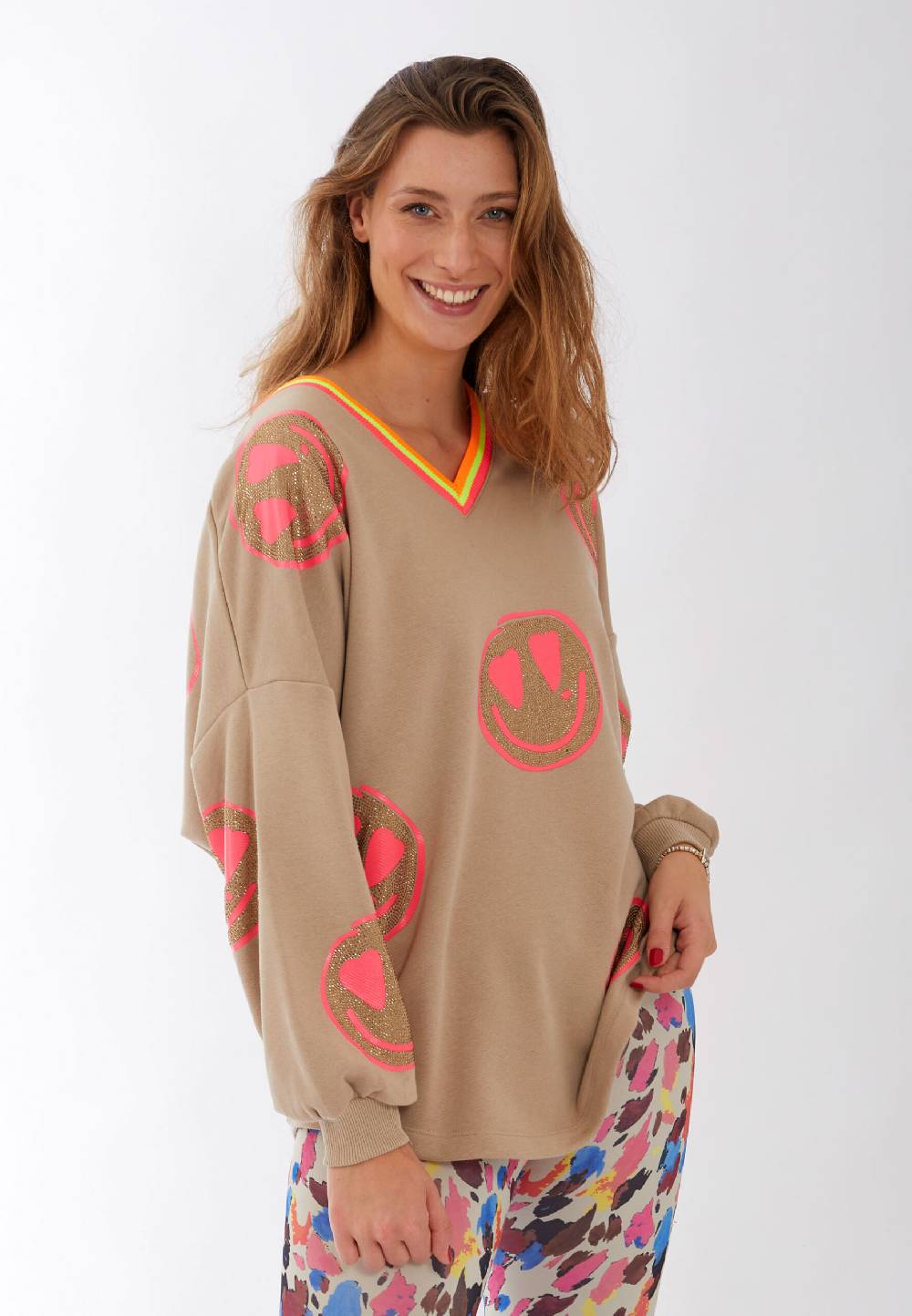 Miss Goodlife V-Neck Heartface Strass – sand