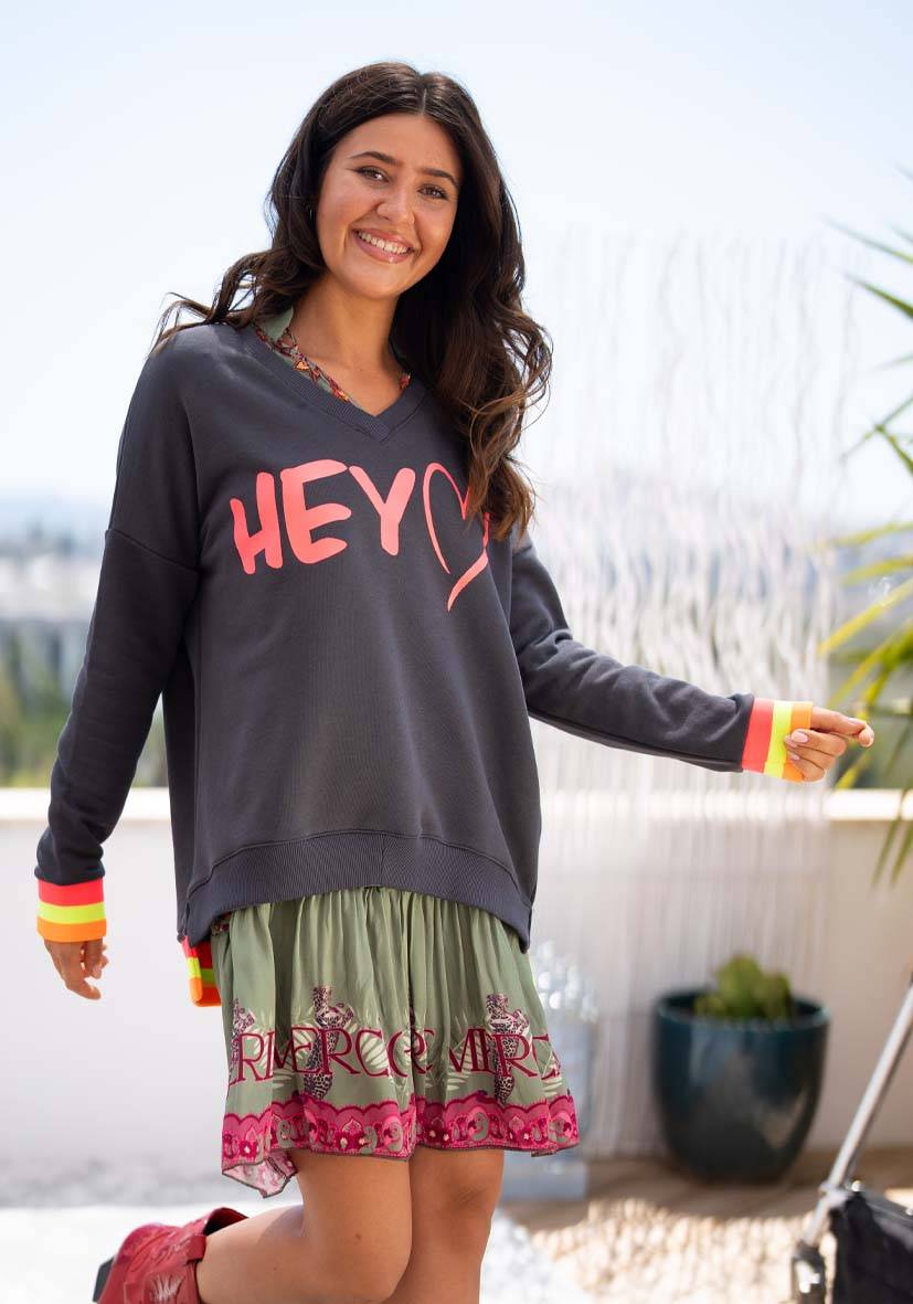 Miss Goodlife V-Neck Hey! – Anthracite