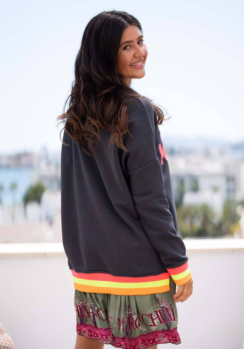 Miss Goodlife V-Neck Hey! – Anthracite