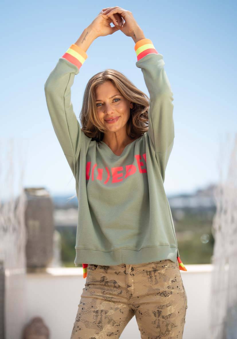 Miss Goodlife V-Neck L(i)ebe – Almond