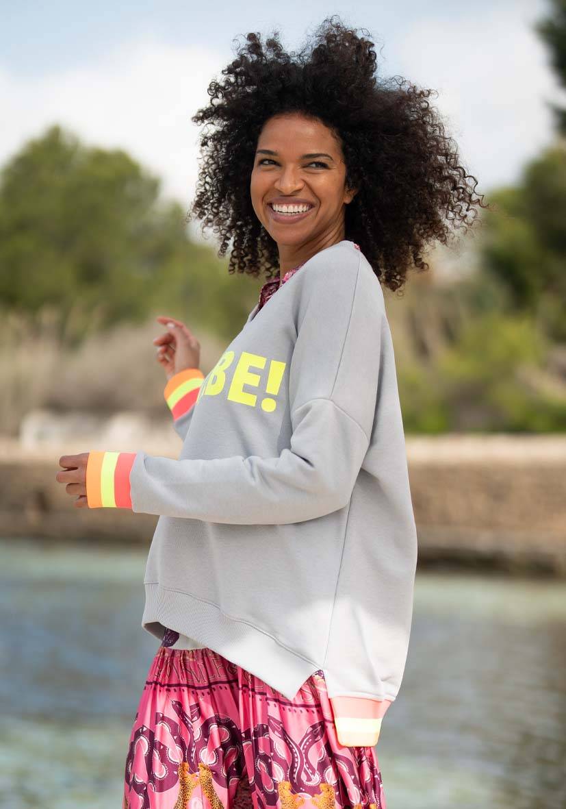 Miss Goodlife V-Neck L(i)ebe – Grey