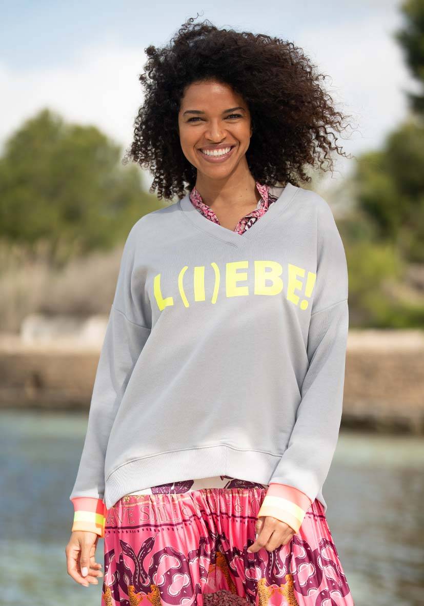 Miss Goodlife V-Neck L(i)ebe – grey