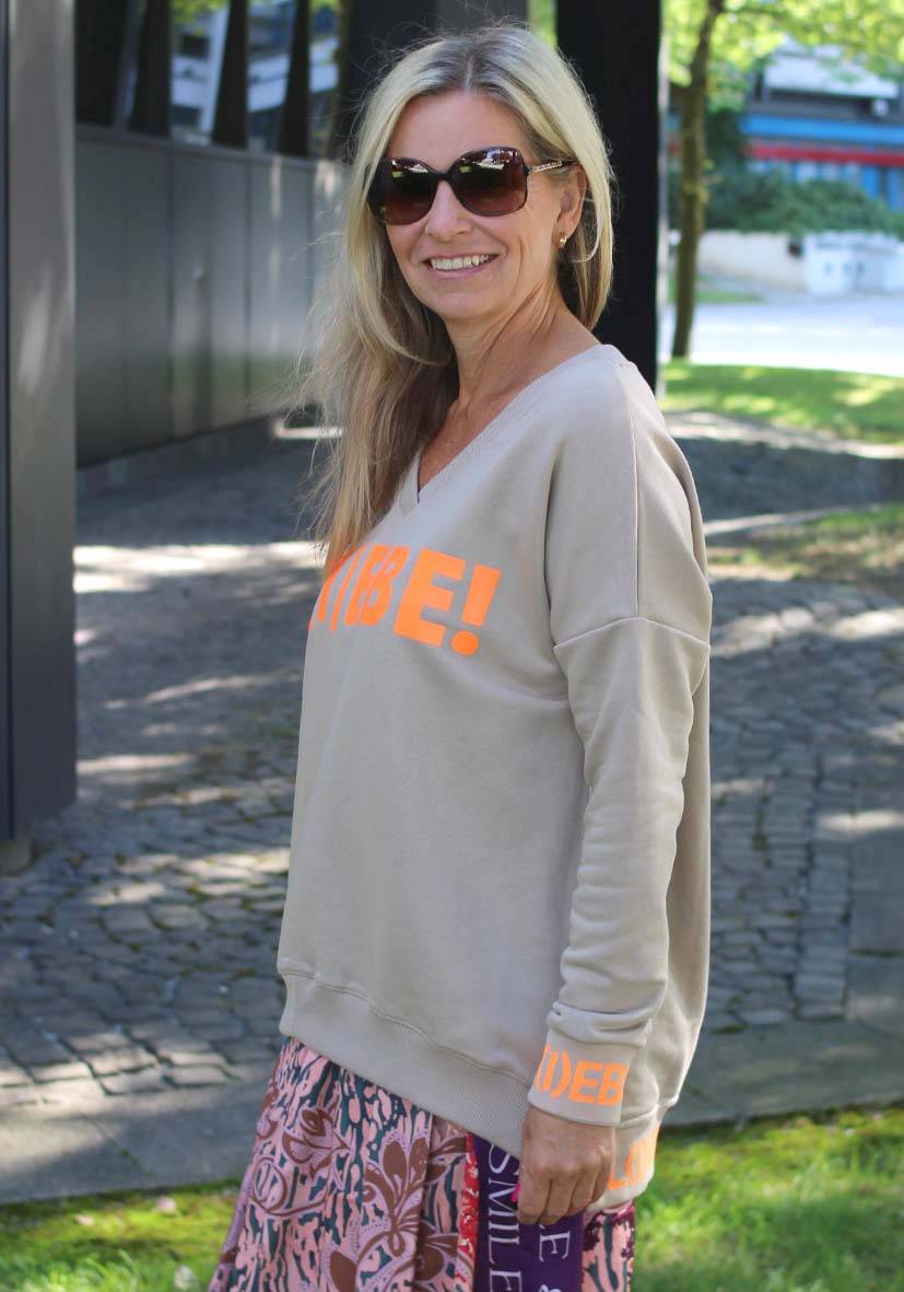 Miss Goodlife V-Neck L(i)ebe – Sand