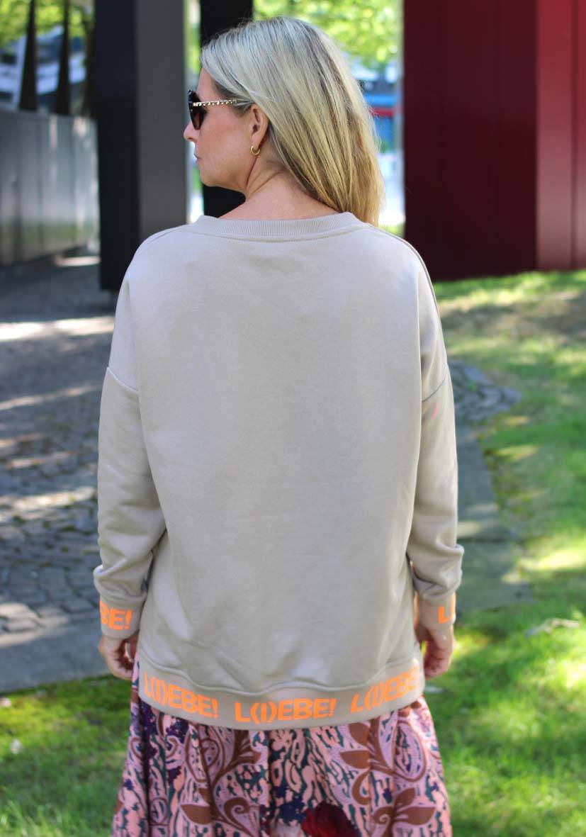 Miss Goodlife V-Neck L(i)ebe – Sand