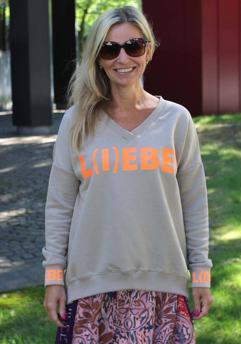 Miss Goodlife V-Neck L(i)ebe – sand