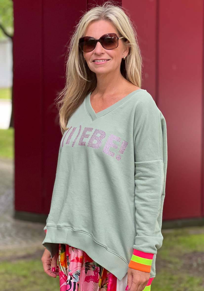 Miss Goodlife V-Neck L(i)ebe Strass – Almond