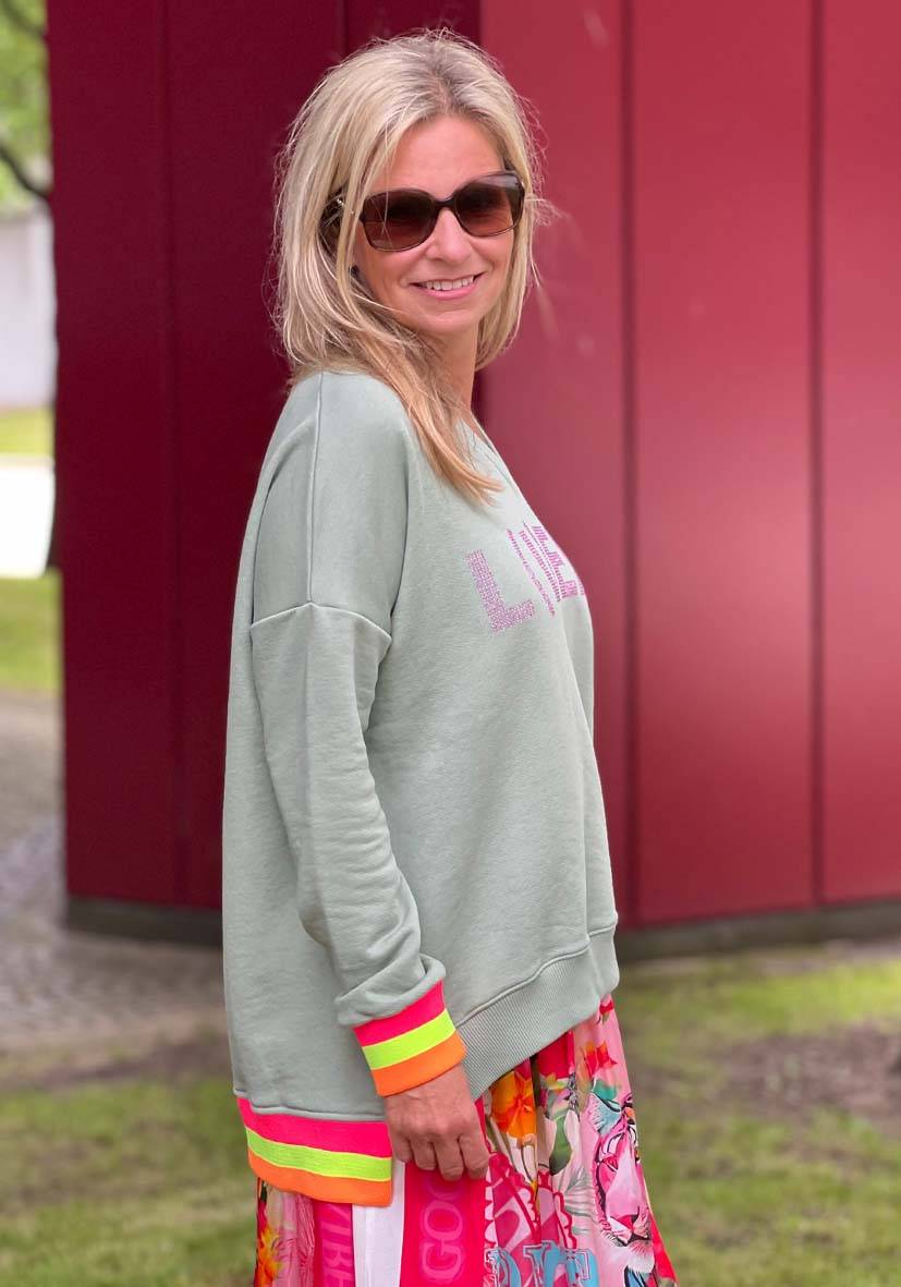 Miss Goodlife V-Neck L(i)ebe Strass – Almond