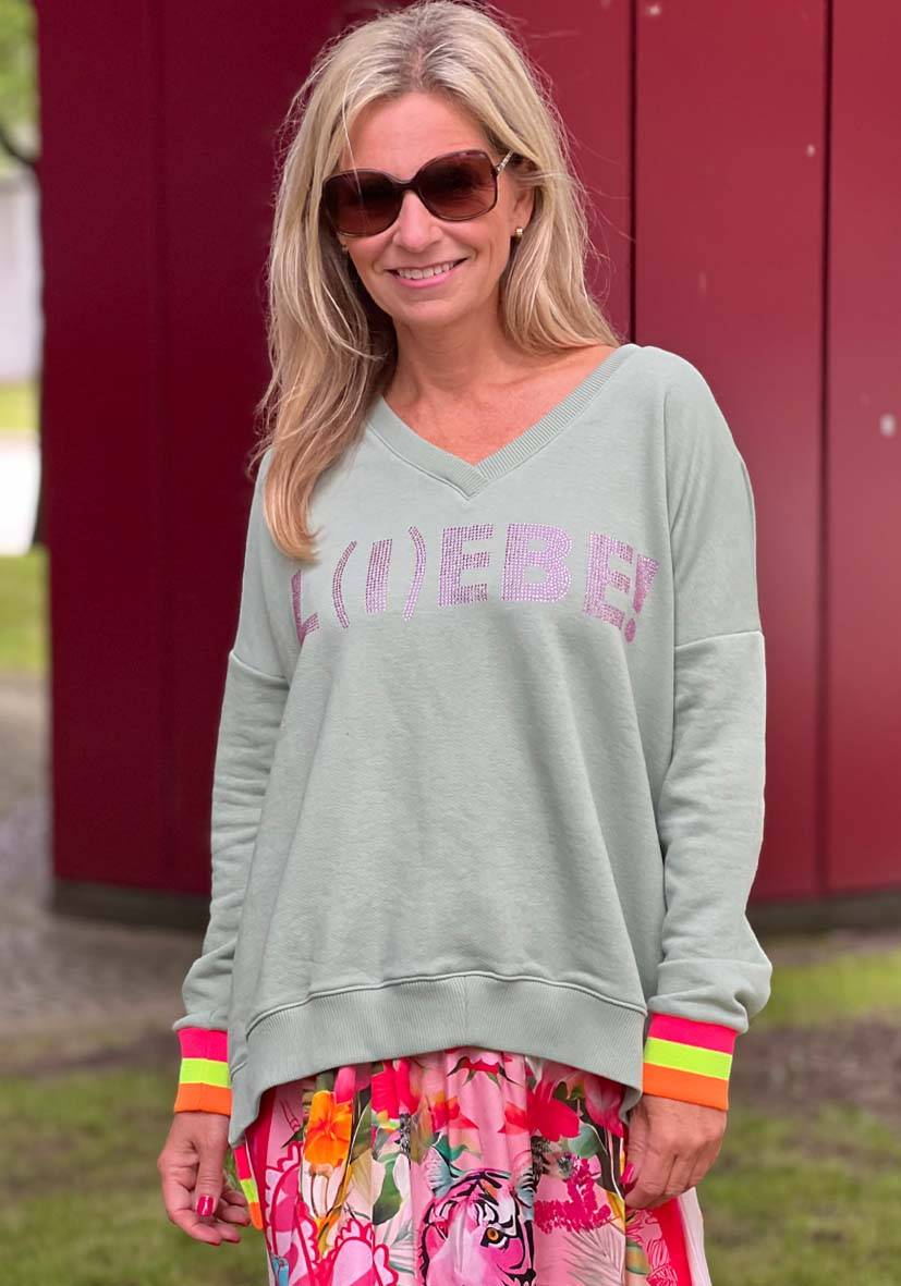 Miss Goodlife V-Neck L(i)ebe Strass – almond