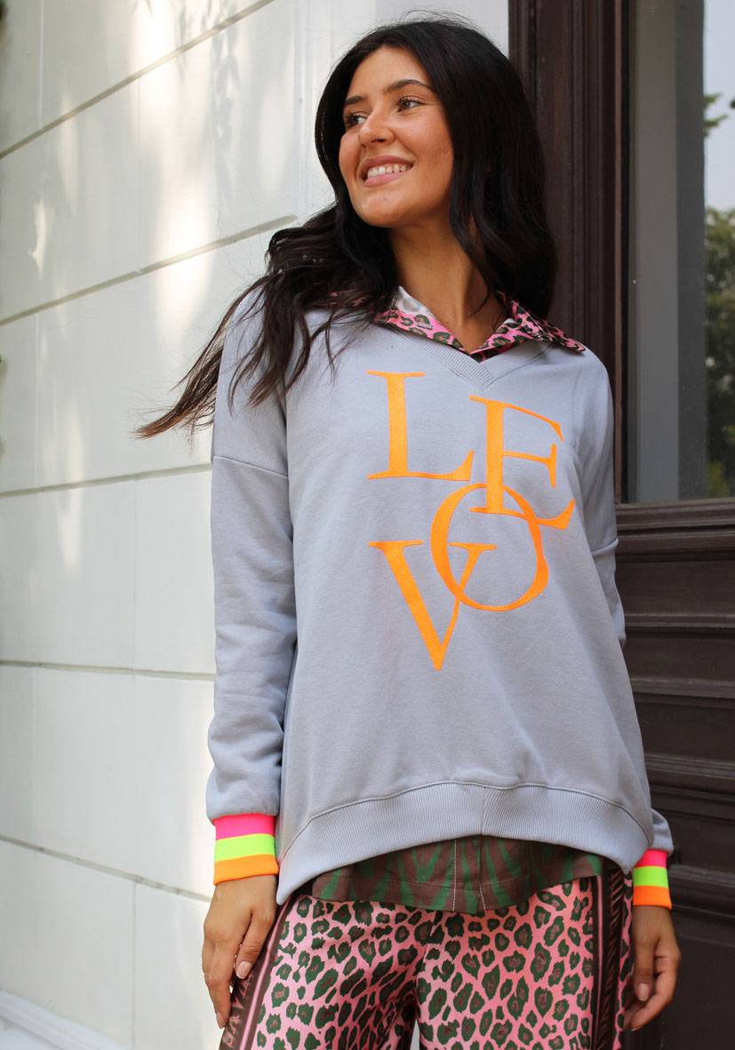 Miss Goodlife V-Neck Love Glitter – Grey