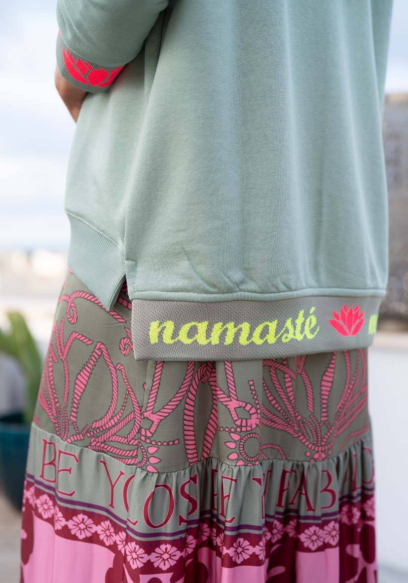 Miss Goodlife V-Neck Namasté – Almond