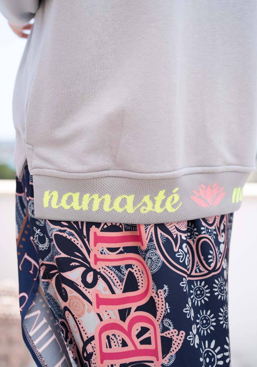 Miss Goodlife V-Neck Namasté Strass – Grey